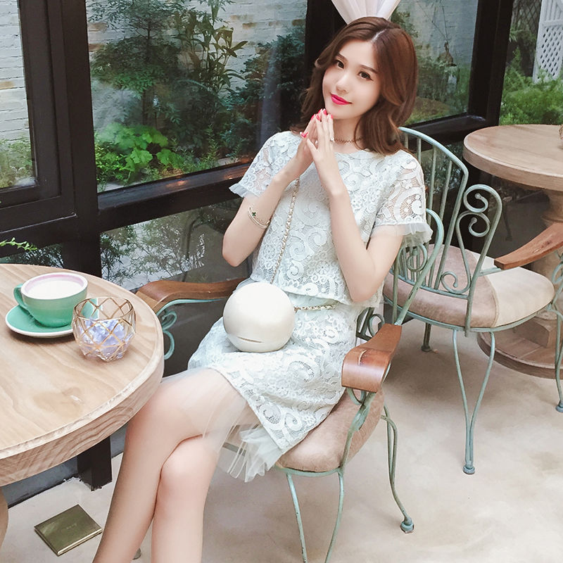 哇!头一次见这么漂亮的蕾丝套装，比连衣裙洋气百倍，满满女人味