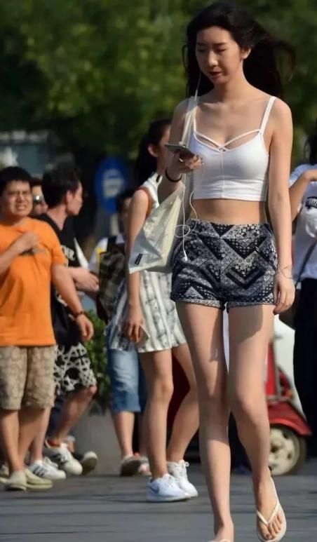 紧身打底裤：时尚玲珑的小姐姐，自带性格迷人的属性，十分艳丽！