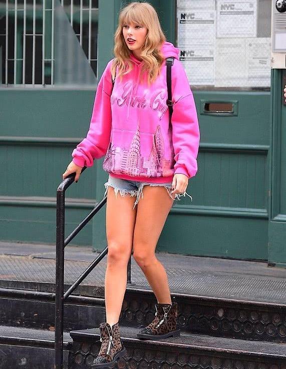 泰勒·斯威夫特大秀盛夏时装，为演唱会造势，小热裤更是抢眼