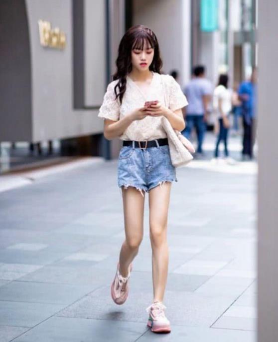  美女|街拍：皎若秋月的美女，身穿黑色上衣配牛仔长裤，时尚大气