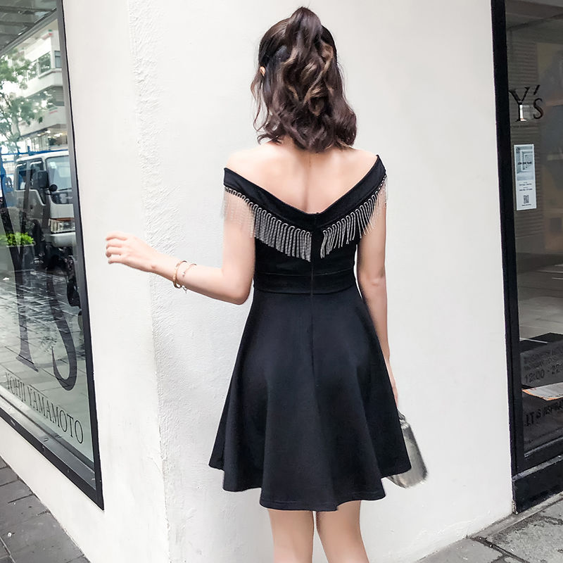 90、00后小姑娘真敢穿，逛街穿件一字肩连衣裙，满满的回头率