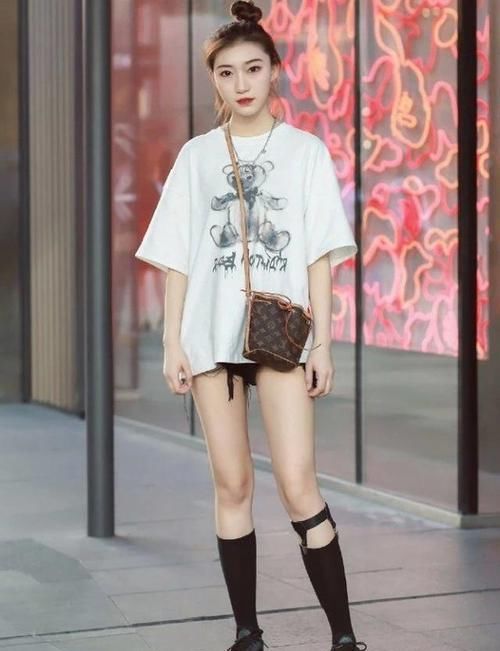  『搭配』路人街拍，美女穿了一件白色印花T恤，美得令人惊艳
