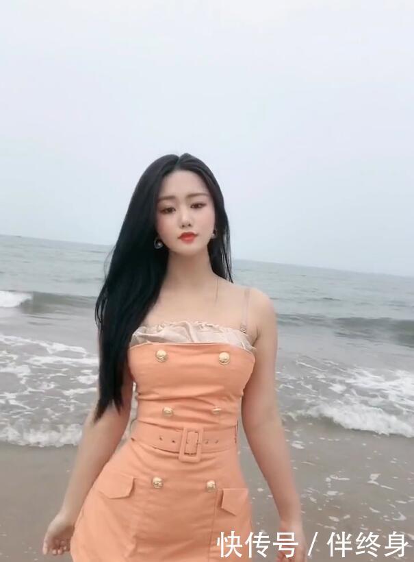 【 在海边】简单又好看的短裙，穿出了干净清纯的味道，街拍小姐姐