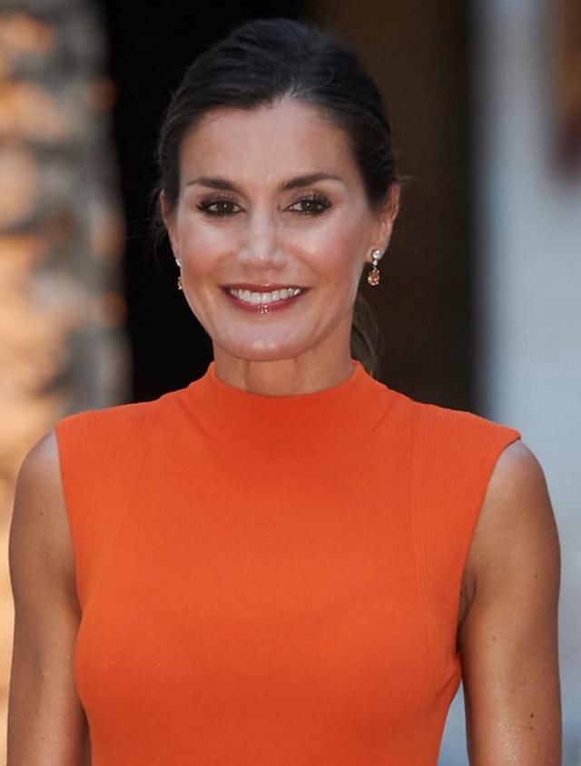 莱蒂齐亚陪婆婆参加晚宴，橙色背心配碎花裙，比凯特王妃更有活力