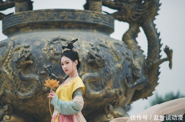 「小姐姐」汉服:小姐姐给人一种很安静很祥和的感觉呢!