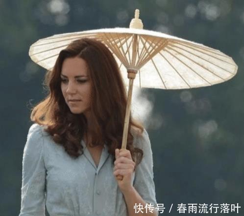 「雨伞」王室成员撑伞凯特油纸伞复古优雅,莱蒂齐亚扎马尾扮嫩好尴尬!