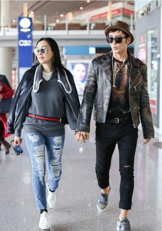 钟丽缇又放飞了，穿非主流破洞裤晒粗腿，网友:张伦硕给她带歪了