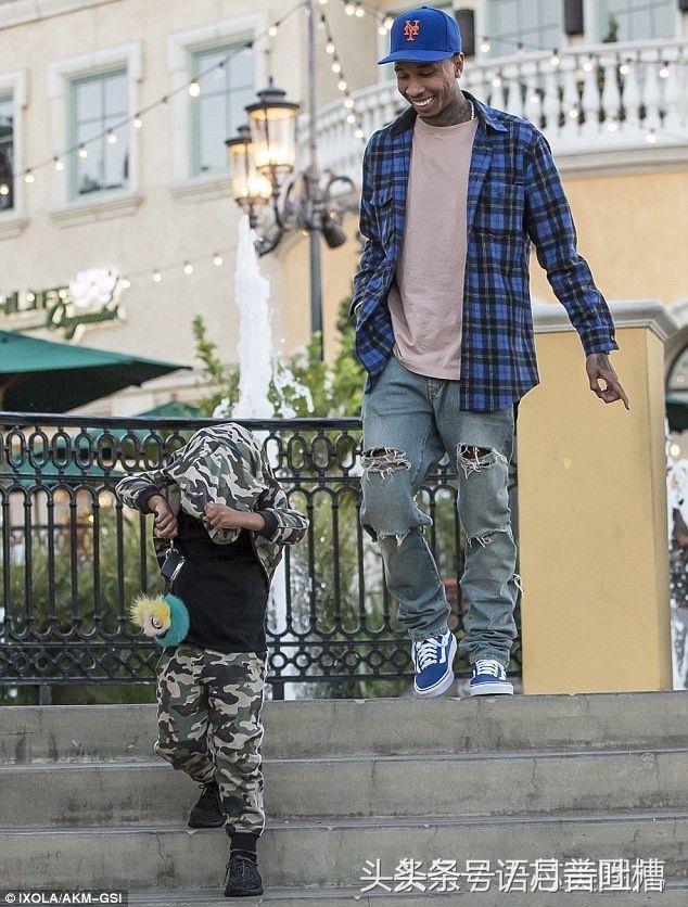 19岁金小妹Kylie换新发色 与男友及其儿子外出其乐融融!