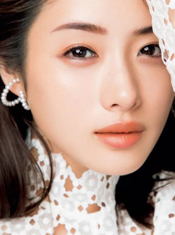 偷师| 修饰脸型还能一键美颜，她们的“高光大法”你确定不想学?