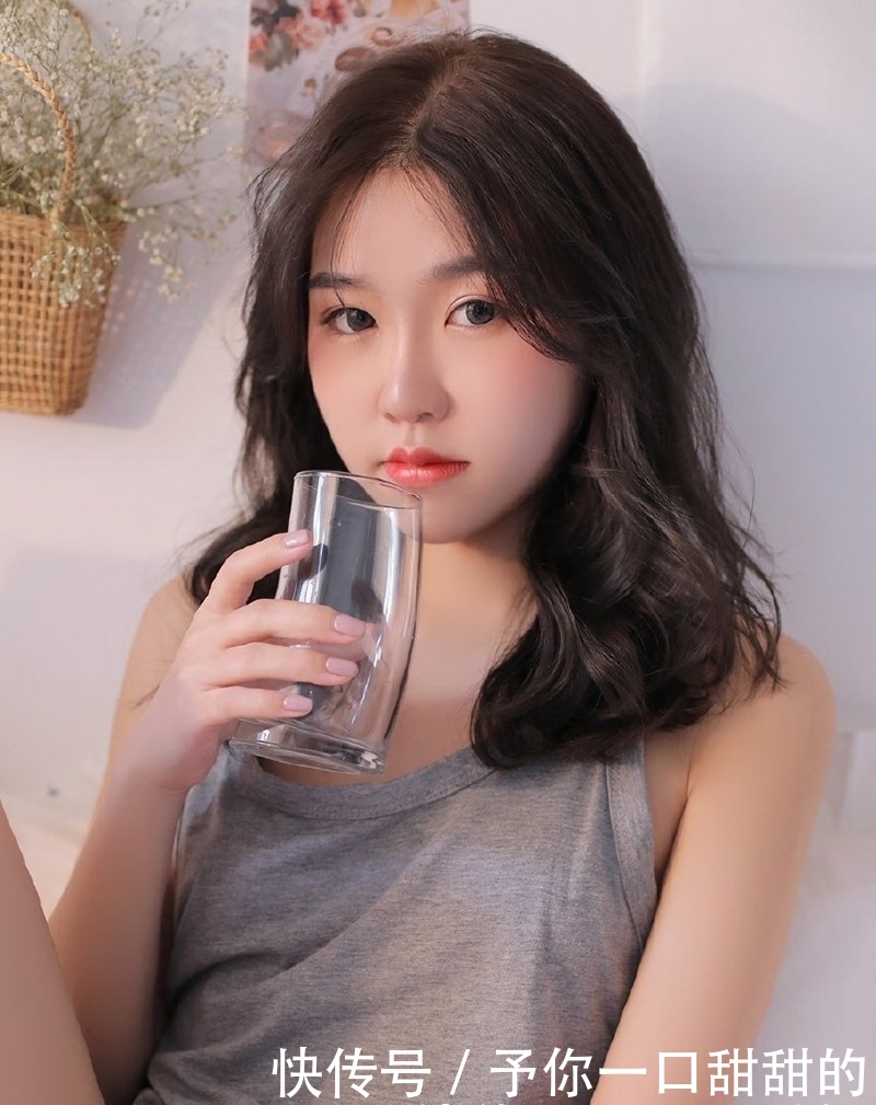 写真■背心热裤美女长腿撩人私房写真