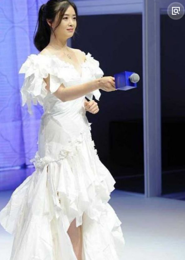 蒋欣豁出去了，竟把“卫生纸”穿在身上，网友：上围有料太撩人！