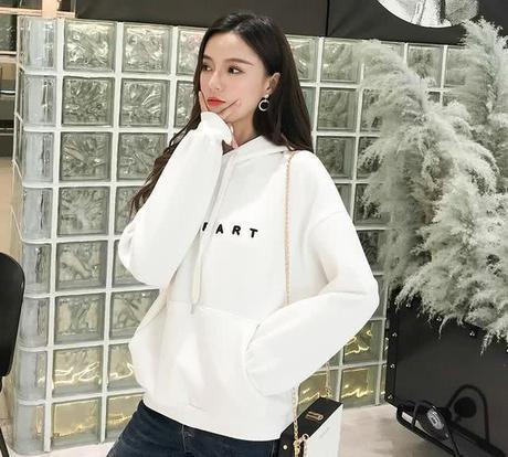 马上就到中秋，别买风衣了！今年流行穿洋气卫衣，显瘦显嫩超养眼