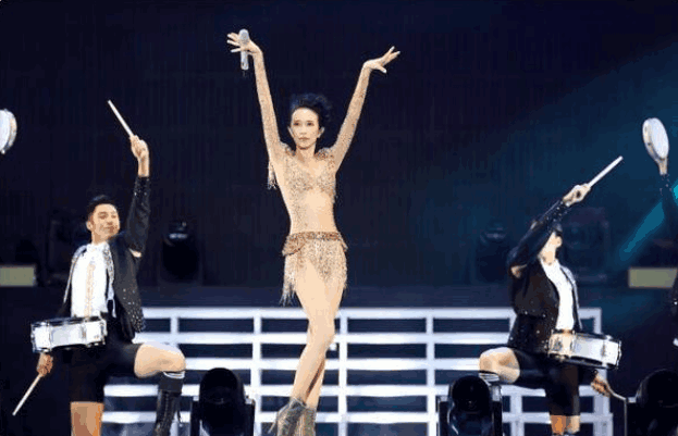 莫文蔚带来性感暴击穿衣只遮重点部位, 网友: 小蛮腰