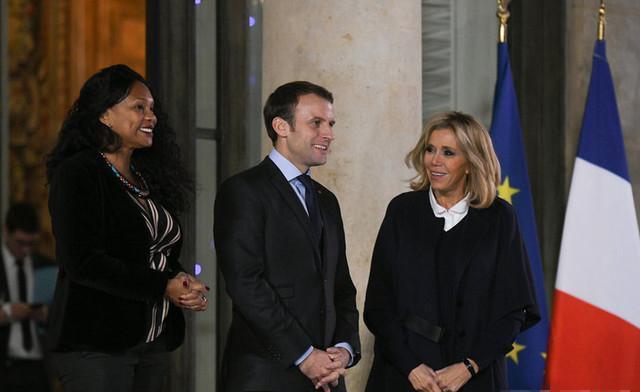 法国第一夫人换发型，剪了刘海还染了头发，网友：不像65岁