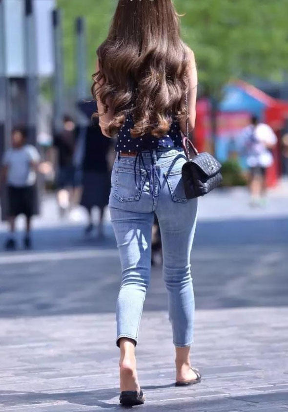 时尚小姐姐穿紧身牛仔裤秀出白暂的大长腿，小姐姐还缺一个男朋友