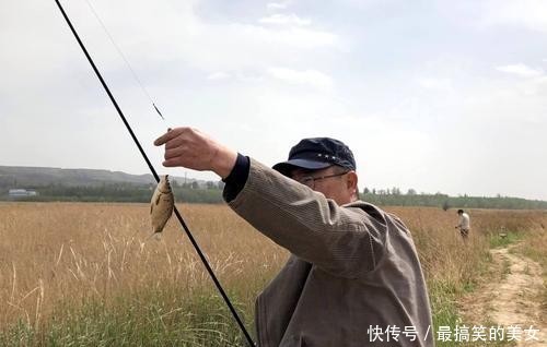 鱼提出水面@使用长竿短线钓法,提竿时总感觉重心不对,这是怎么回事