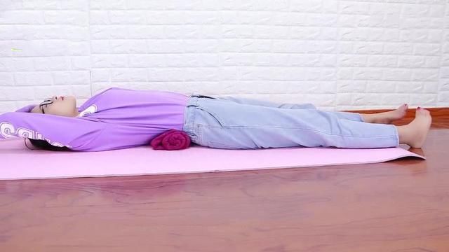 减肥好方法：躺着就能瘦！每天5分钟坚持这1个动作，月瘦15斤！