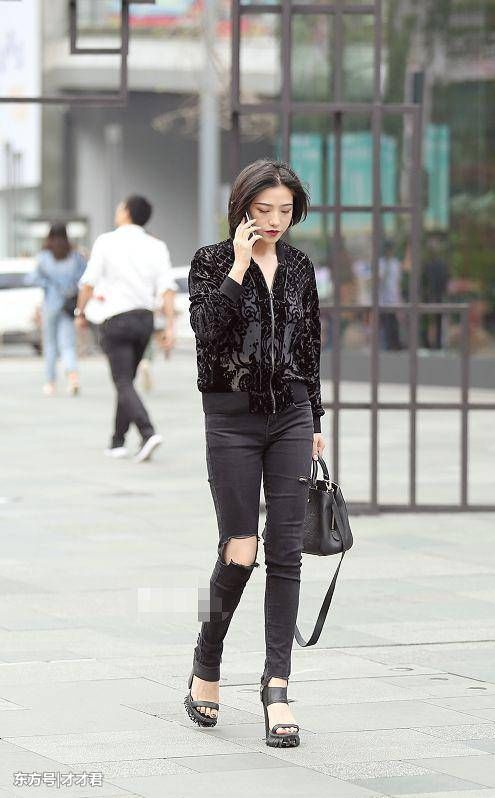 街拍：第五位穿半透明纱裙，单脚站立气势足，这姑娘练过“舞”