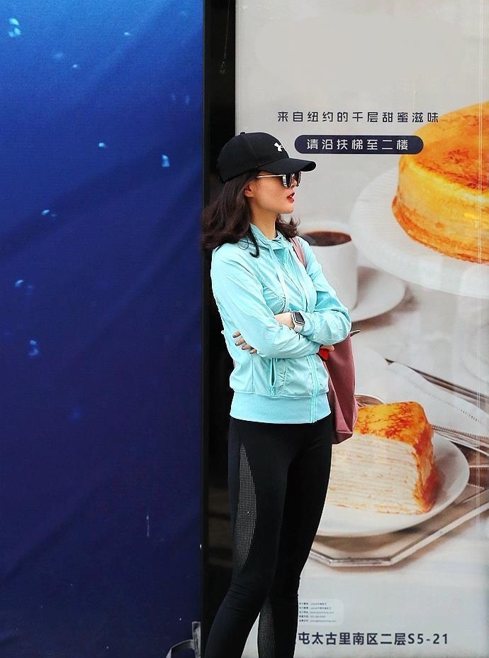 美女■街拍:穿出青春动感的瑜伽裤美女