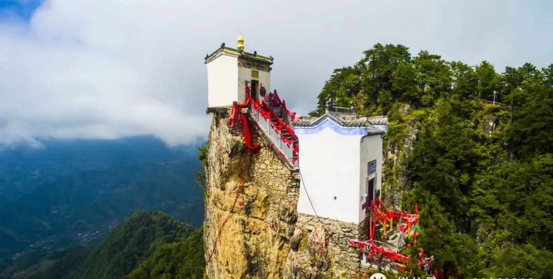 小庙三面悬于万丈深渊 四根石柱插入石缝工艺精湛堪称一绝