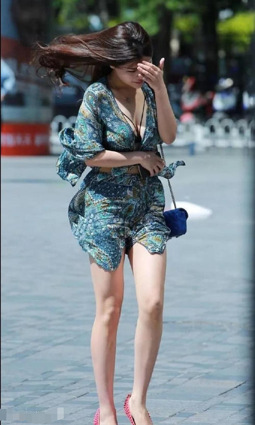 小姐姐深V上衣展露白皙的曲线,千娇百媚的姿态美到没朋友