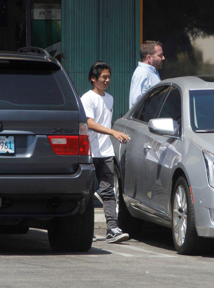 朱莉越南养子开车前往皮特家，发型雷人身高颜值堪忧