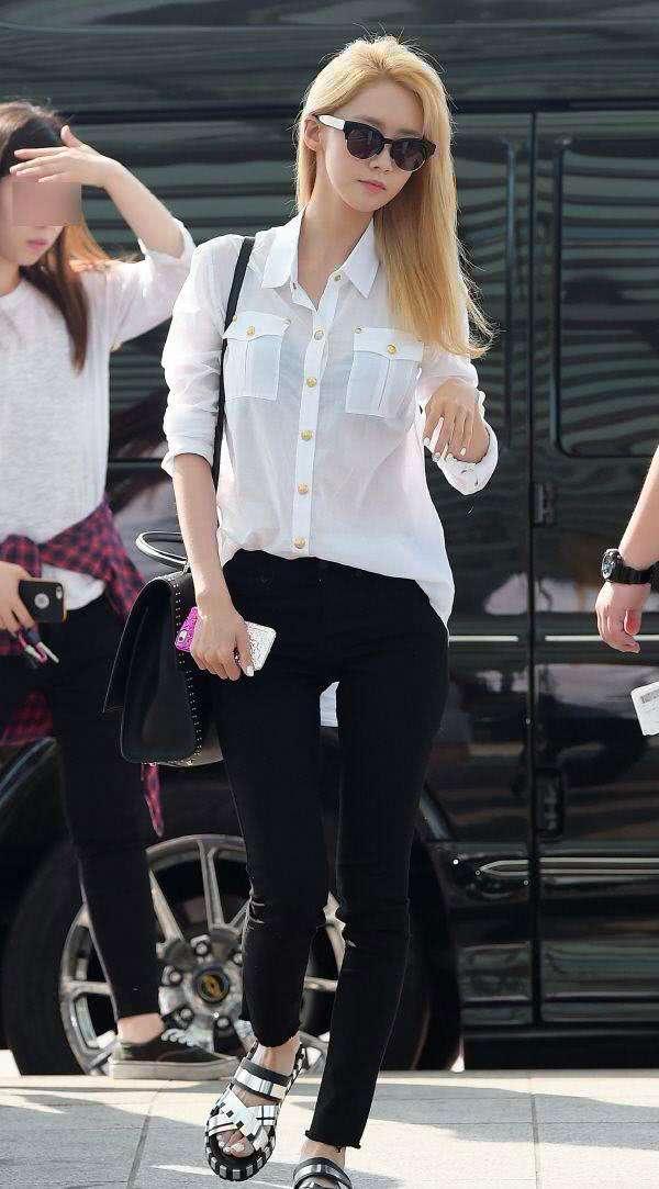 紧身裤在视觉上拉长身材，显高又显瘦释放强大气场