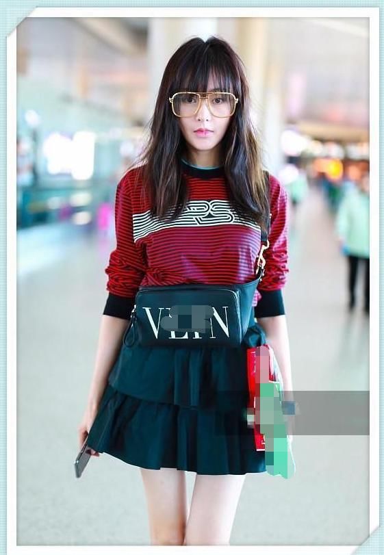 原以为张天爱的短裙够幼稚了，可看到张静初，我才知道啥叫装嫩！