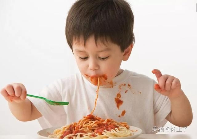  [食物]孩子爱吃的＂好吃的＂，却会影响大脑发育，不要因为宠溺就买给他