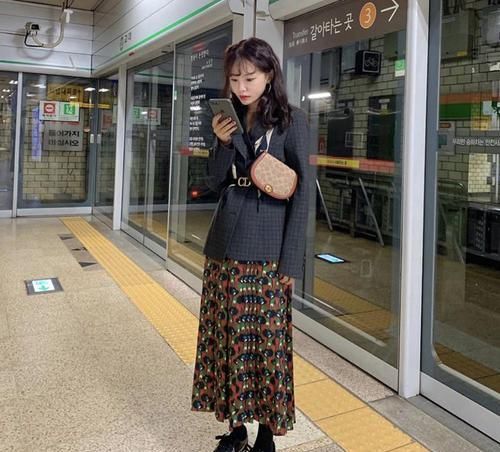  #女人#身高155的女人别乱穿，今年流行这种“显高”穿法，比高跟鞋实用
