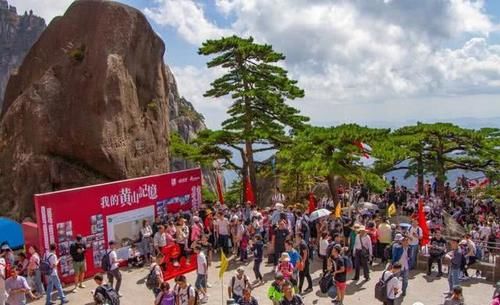 5天超15万人涌入黄山,游客堵在黄山“进退两难”,上不去下不来