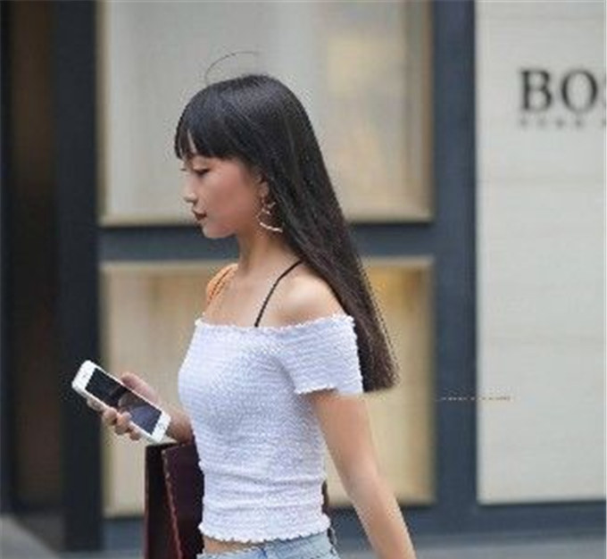 美女街拍， 身材不瘦的女生不用怕 ，更显成熟大方之美