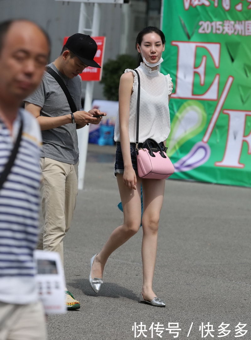 街拍：小姐姐超短裤可爱长腿，银灰色平底鞋尽显嫩白脚丫，长相漂