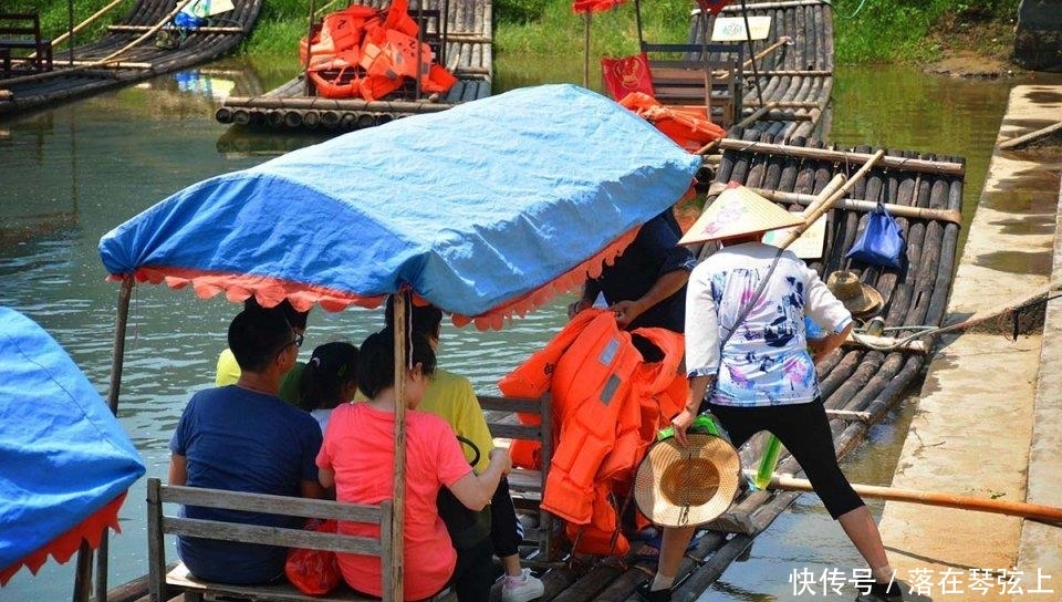 山村大妈在箩筐里装满玩具，逢人边追边说好话，看看干啥