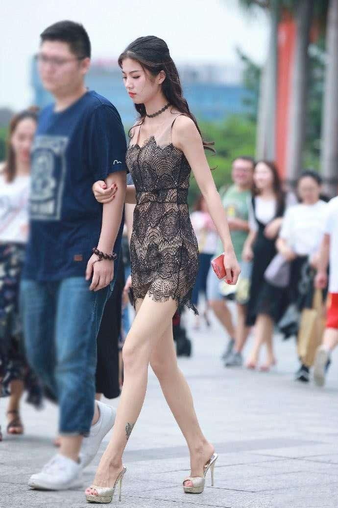 街拍:蕾丝装小姐姐,短裙吊带大长腿，回头率十足!