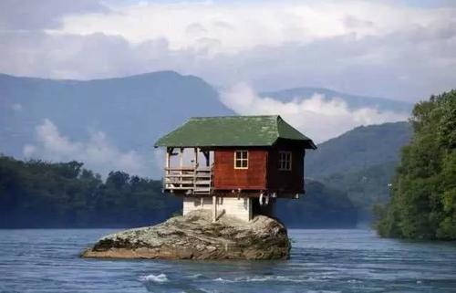 洪水都冲不走的钉子户，45年来屹立不倒！建造者却是一群小孩子