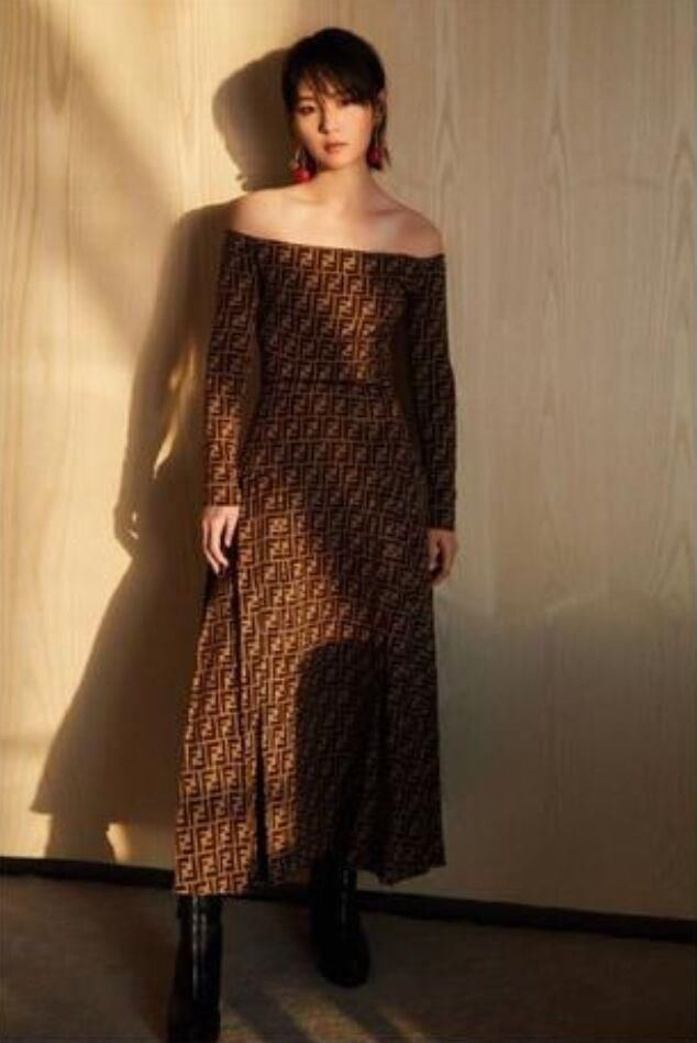 周笔畅疯狂甩肉20斤，瘦出了锁骨和蝴蝶骨，从假小子变成了真女人