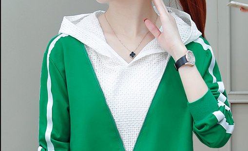 刚入9月，穿风衣太早，70后老婆穿这，卫衣搭黑裤子，美不胜收