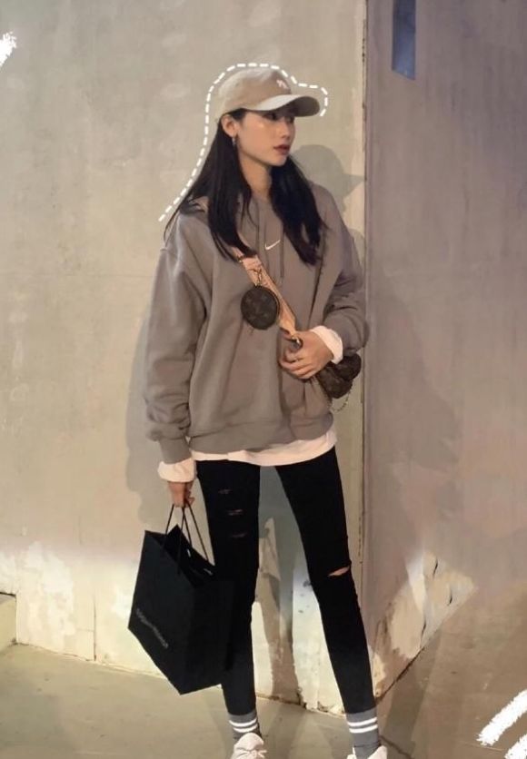 【 上头】叫“裤子塞袜子”,杨幂热巴“上头”了,最近流行一种新搭配