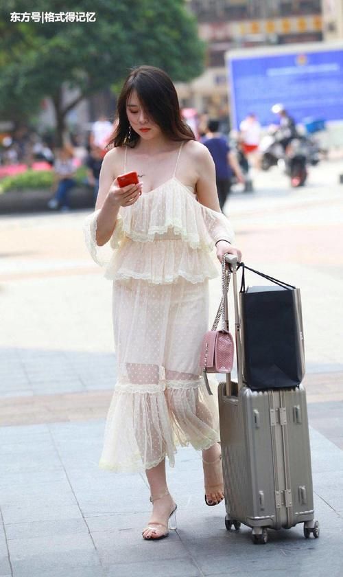 这位拖着行李箱的美女是空姐吗？不仅颜值高，而且身材也好！