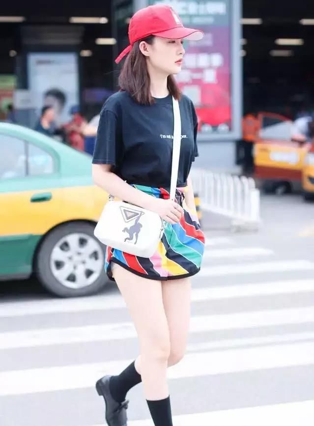 李沁终于高调了一回，穿七彩短裤大秀美腿，这白色的一条是什么?