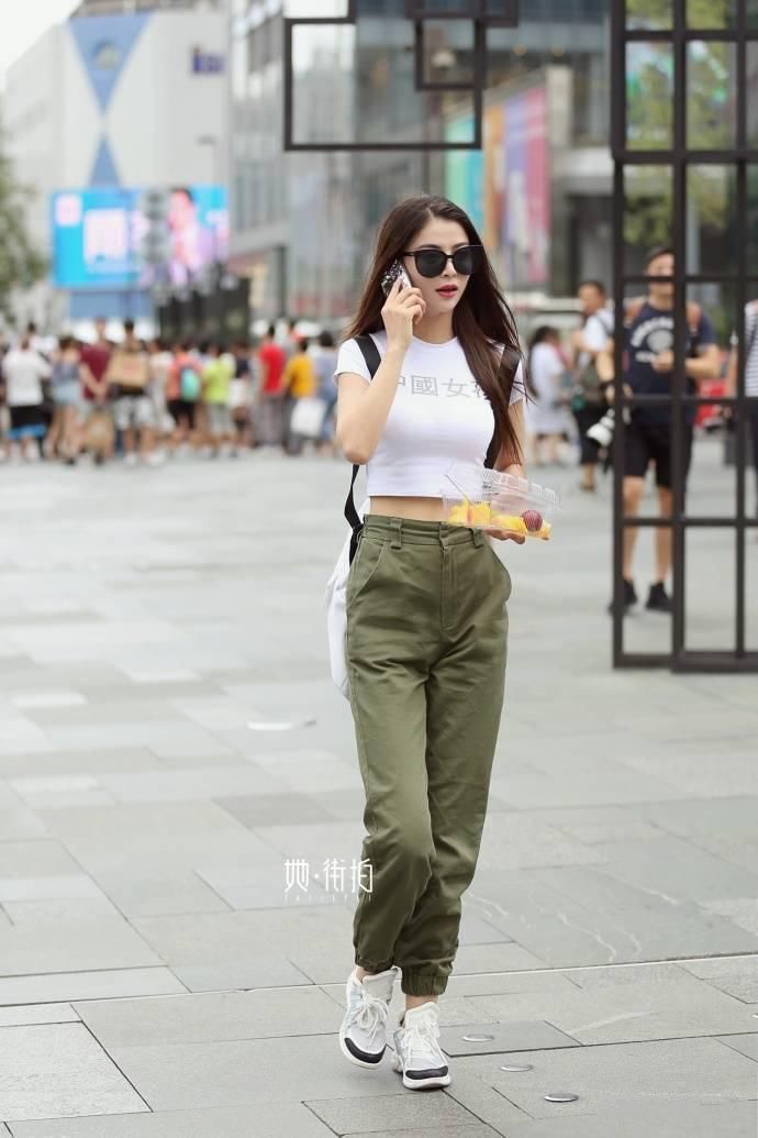 成都街拍丨同样好身材的闺蜜，走在路上一定是回头率爆表吧。