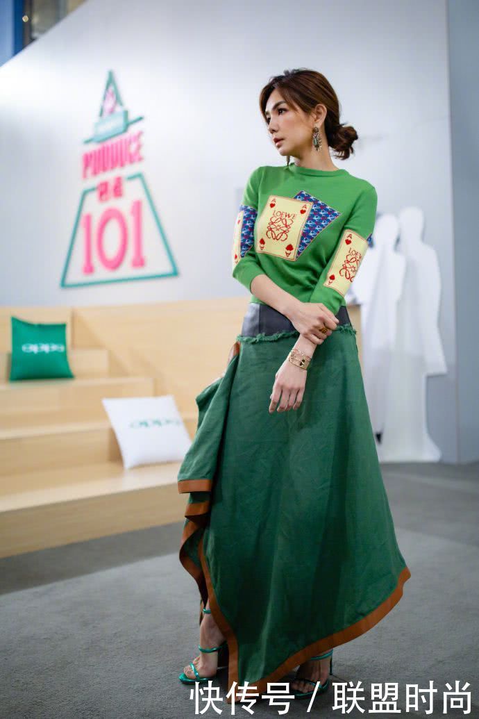 陈嘉桦好性感!穿包臀裙上台演唱,暴露了一双惊艳美腿!