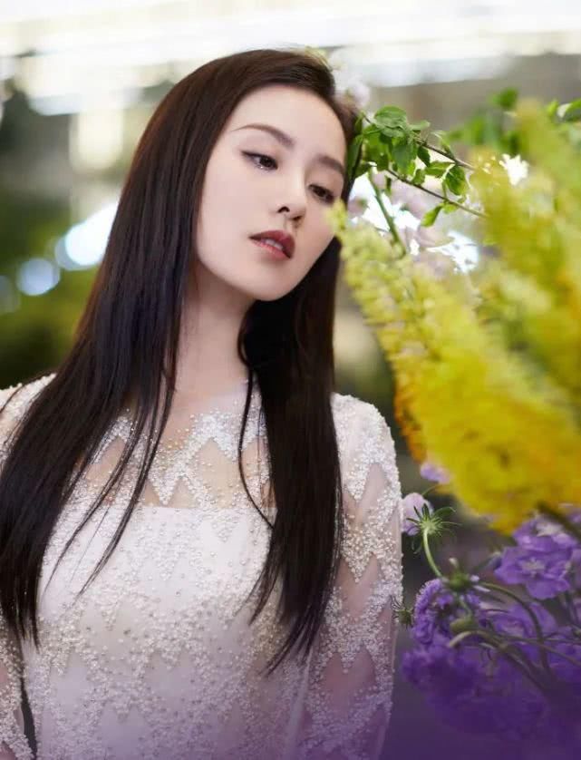 多色水钻:最近火了一种眼妆叫“心动妆”,精美水钻点缀,楚楚可怜看得心动