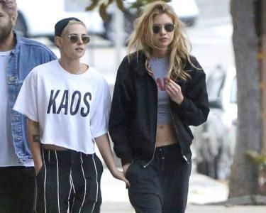 “暮光女”小K维密女友是“腿精”?热裤秀逆天大长腿引外媒疯狂