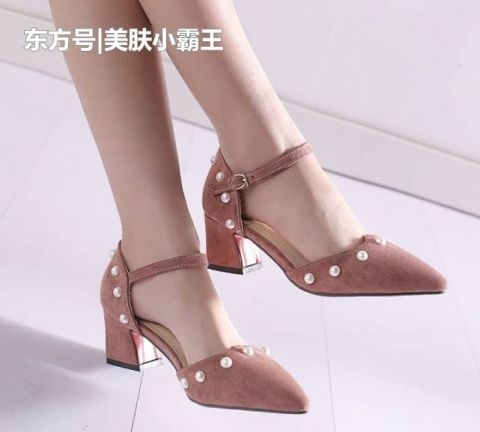  『女人』尖头高跟鞋是永不过时的时尚，是体现女人优雅的利器