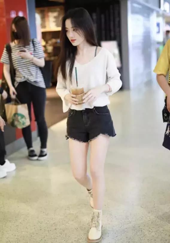 鞠婧祎的裤子经历了什么?竟然丢失了2块布料，暴露出真实的腿!