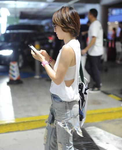42岁马伊琍低头刷手机，抹胸都露出来了，长裤外面还套了个包臀裙