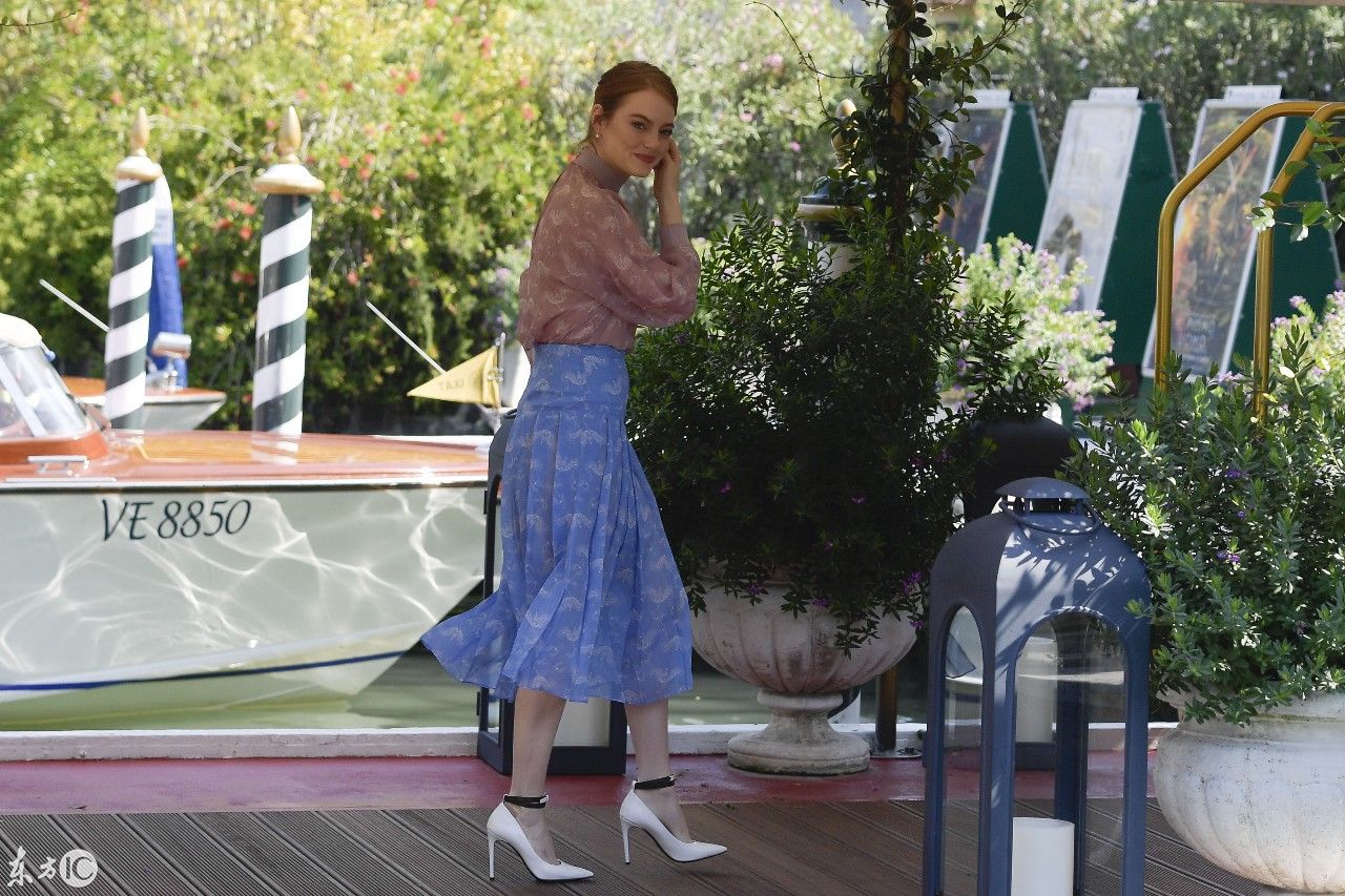 艾玛斯通白色高跟鞋 真的被她吸引到了