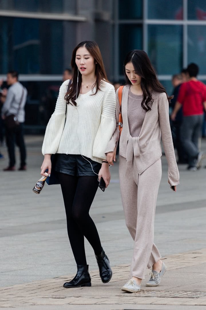 街拍：闺蜜长相和穿搭虽不同，个人气质却暗自较量，各有各的美